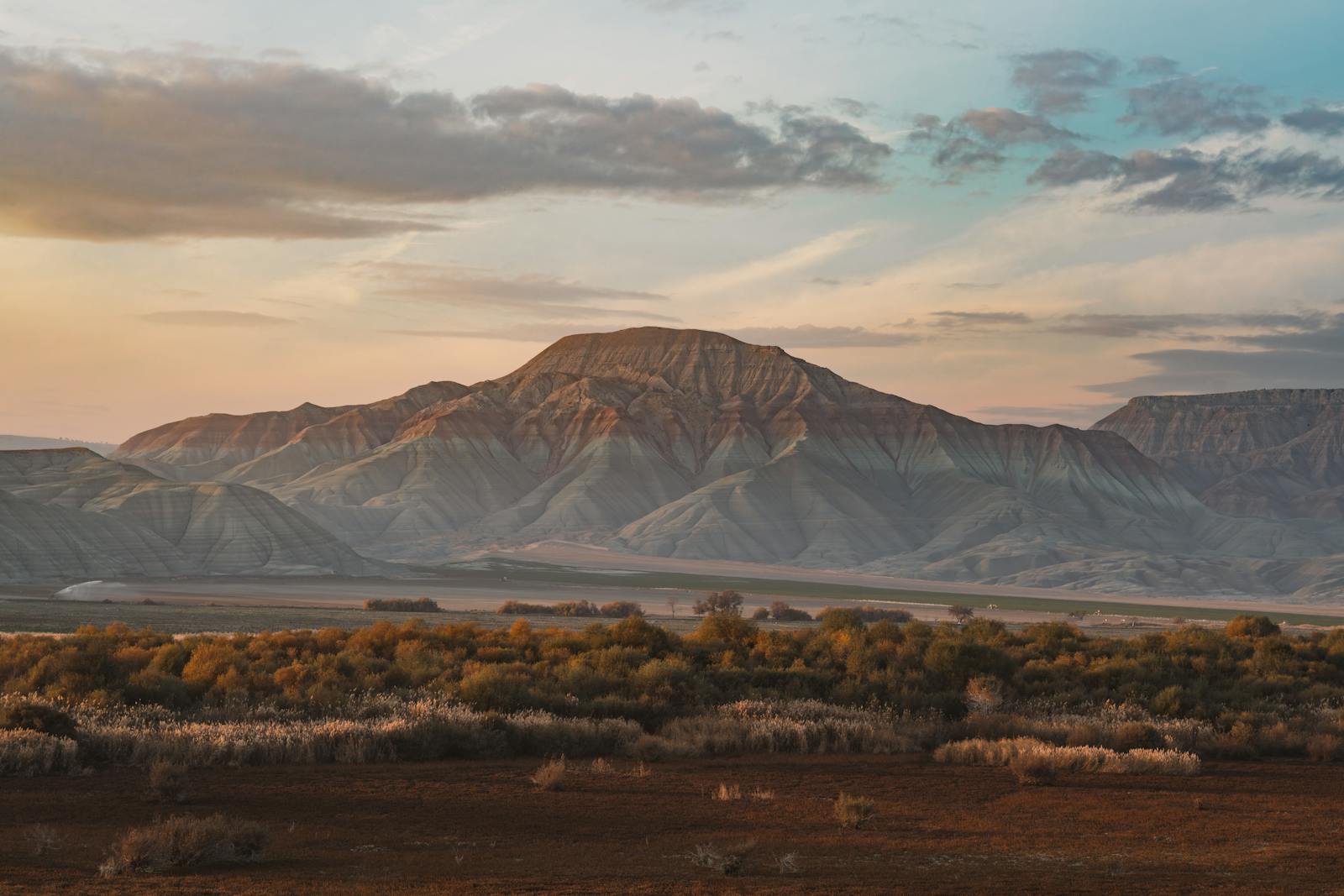 Beautiful landscape of mountains during sunset in Ankara, Türkiye.
